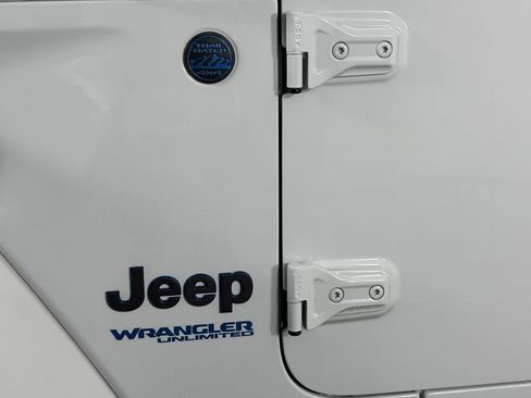 Used 2022 Jeep Wrangler Unlimited Rubicon 4xe w/ Cold Weather Group AWD/4WD image 13