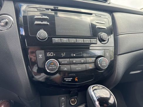 Used 2017 Nissan Rogue SV image 15