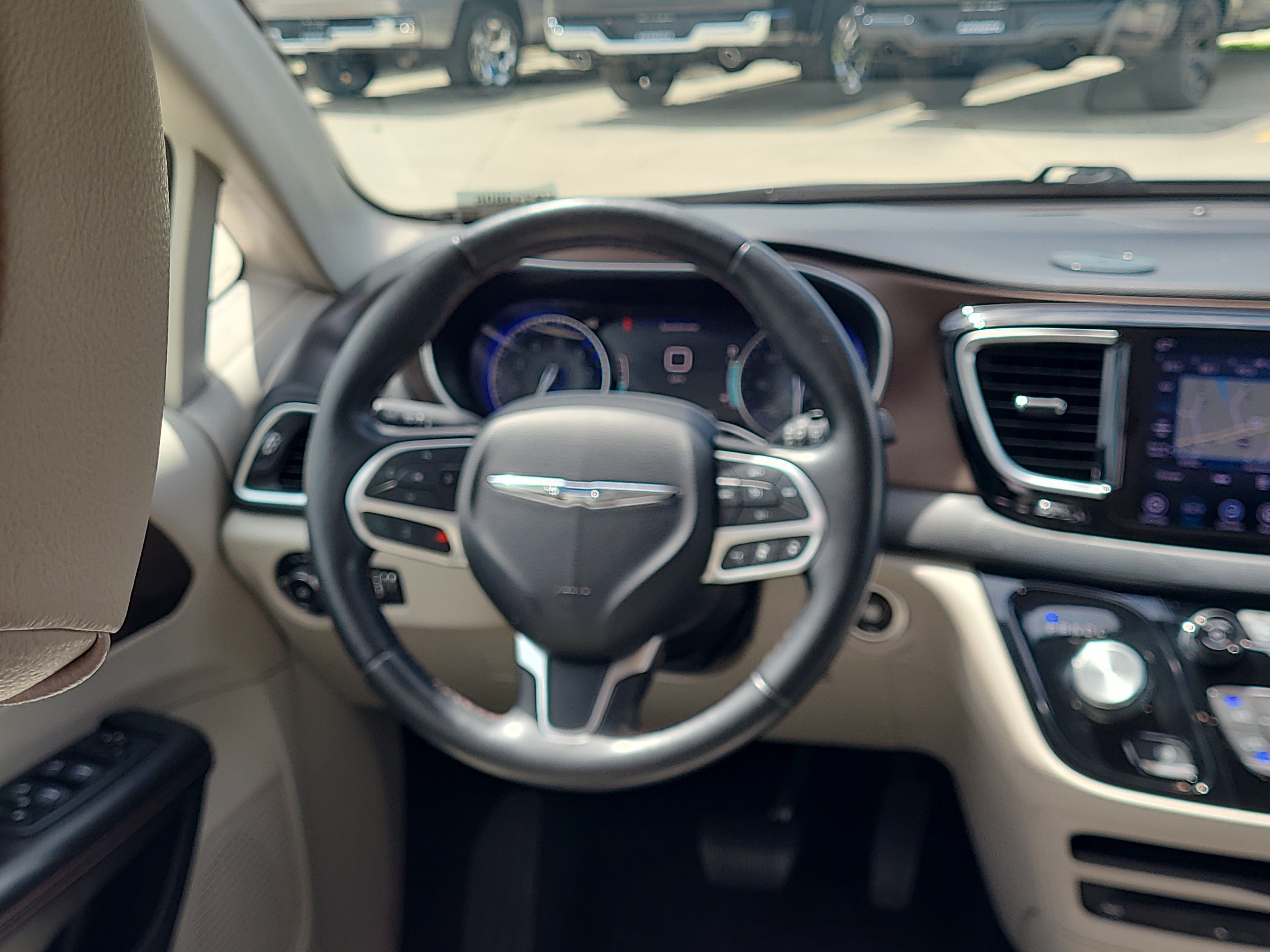 Used 2019 Chrysler Pacifica Touring-L Plus w/ Advanced Safetytec Group FWD image 14