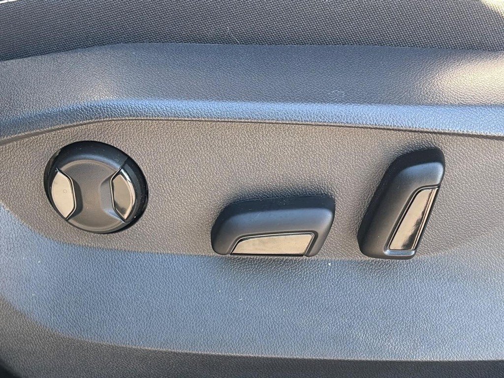Used 2026 Volkswagen Taos SE FWD image 19