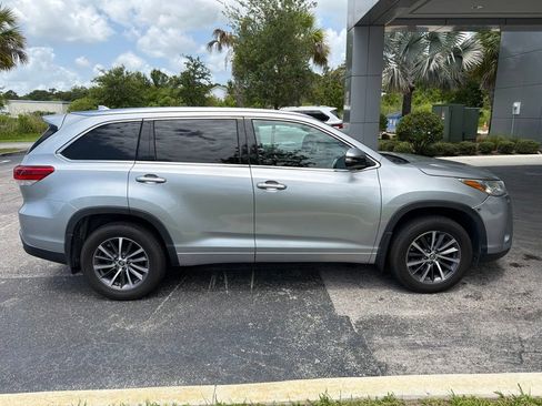 Used 2018 Toyota Highlander XLE AWD/4WD image 3