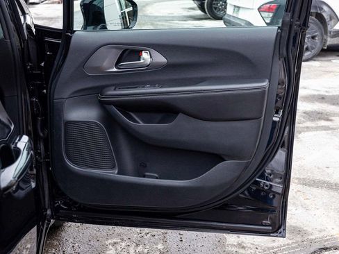 New 2026 Chrysler Pacifica Select AWD/4WD image 13