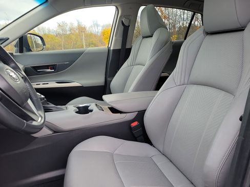 Used 2021 Toyota Venza LE image 14