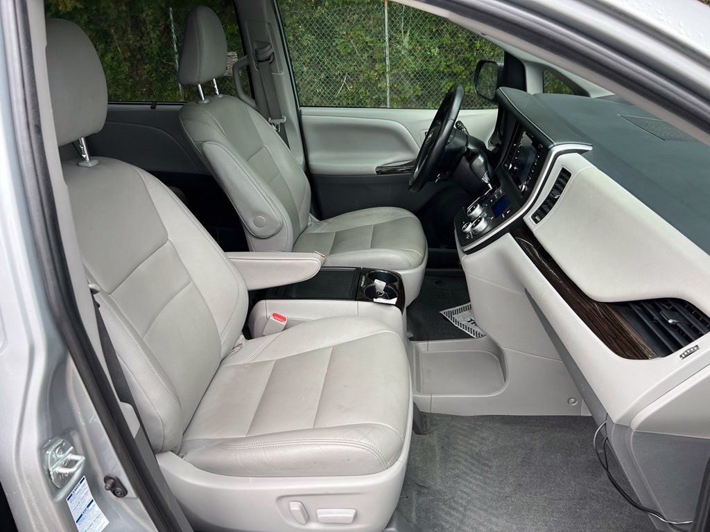 Used 2020 Toyota Sienna XLE AWD/4WD image 41