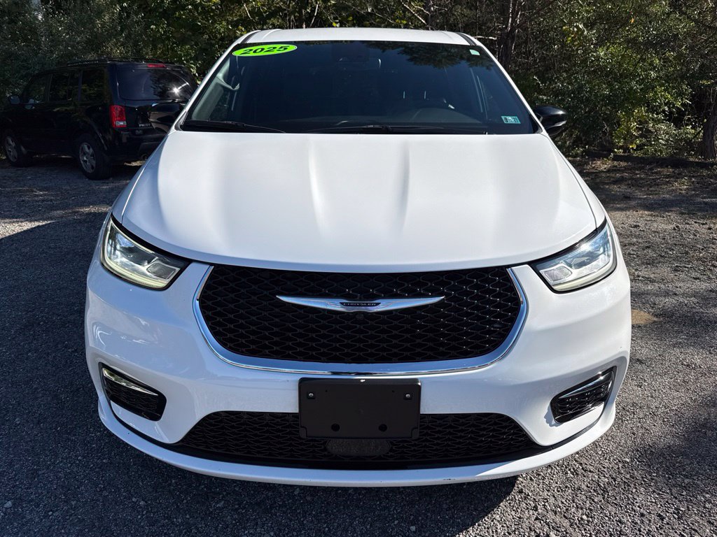 Used 2025 Chrysler Pacifica Select FWD image 2