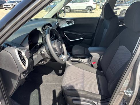 Used 2025 Kia Soul LX w/ LX Technology Package FWD image 24