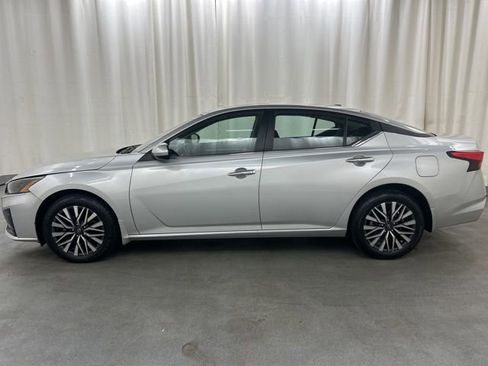 Used 2023 Nissan Altima 2.5 SV w/ SV Premium Package AWD/4WD image 3