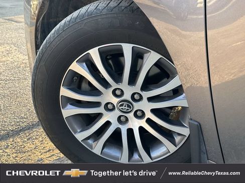 Used 2018 Toyota Sienna XLE w/ XLE Navigation Package FWD image 10
