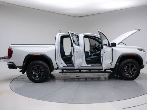 Used 2025 GMC Canyon Elevation w/ Convenience Package image 15