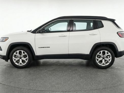 Used 2025 Jeep Compass Latitude AWD/4WD image 5