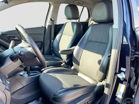 Used 2022 Chevrolet Trax LT w/ LT Convenience Package image 19
