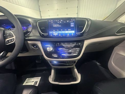 Used 2022 Chrysler Pacifica Touring-L FWD image 43