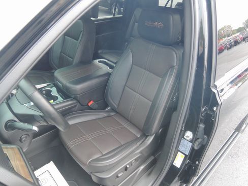 Used 2025 Chevrolet Suburban High Country image 7