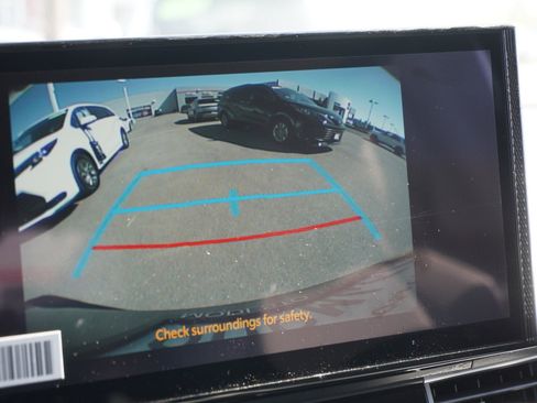 Used 2025 Toyota Sienna XLE image 30