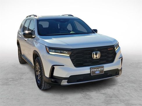 Used 2024 Honda Pilot TrailSport image 2