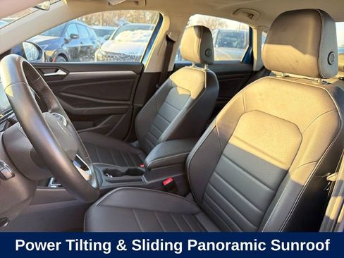 Used 2023 Volkswagen Jetta SE w/ Panoramic Sunroof Package image 11