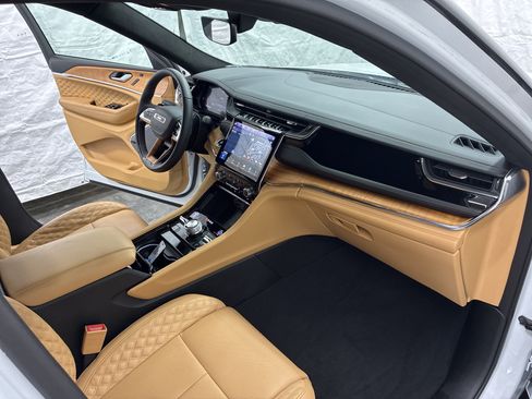 Certified 2025 Jeep Grand Cherokee Summit AWD/4WD image 19