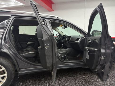 Used 2018 Jeep Cherokee Latitude Plus w/ Cold Weather Group image 10