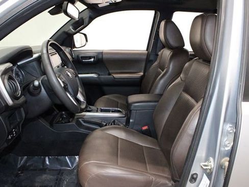 Used 2018 Toyota Tacoma Limited image 11