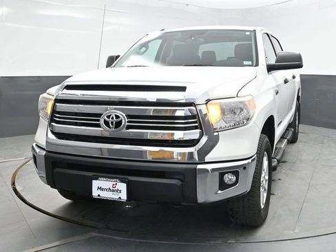 Used 2017 Toyota Tundra SR5 w/ SR5 Upgrade Package AWD/4WD image 2