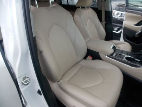 Used 2023 Toyota Highlander Limited FWD image 2