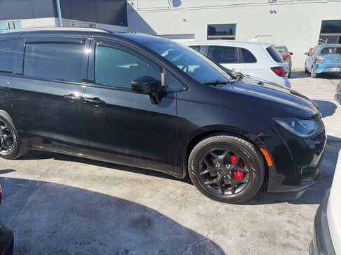 Used 2019 Chrysler Pacifica Touring-L Plus w/ Advanced Safetytec Group image 3