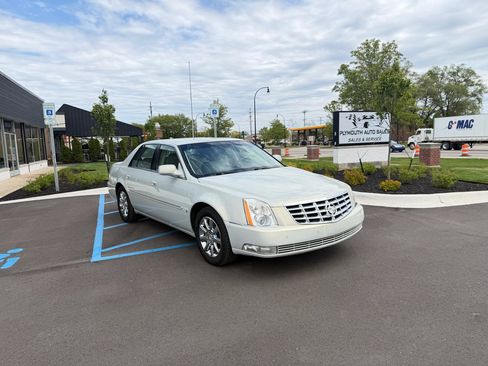 Used 2009 Cadillac DTS FWD image 3