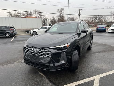 Used 2025 Audi Q5 Premium w/ Convenience Package image 2