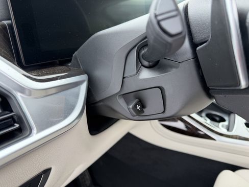 Used 2024 BMW X7 xDrive40i w/ Executive Package image 17