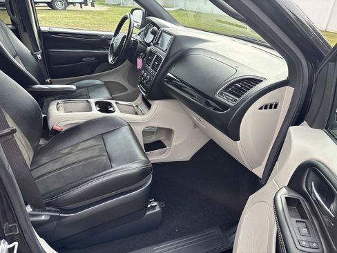 Used 2020 Dodge Grand Caravan SXT FWD image 15