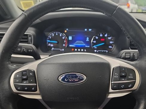 Used 2022 Ford Explorer XLT w/ Equipment Group 202A AWD/4WD image 18