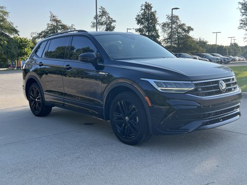 Used 2022 Volkswagen Tiguan SE R-Line FWD image 2