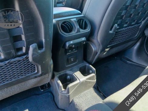 Used 2022 Jeep Wrangler Unlimited Rubicon w/ Cold Weather Group AWD/4WD image 13