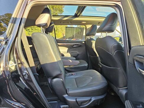 Used 2021 Toyota Highlander Platinum image 12