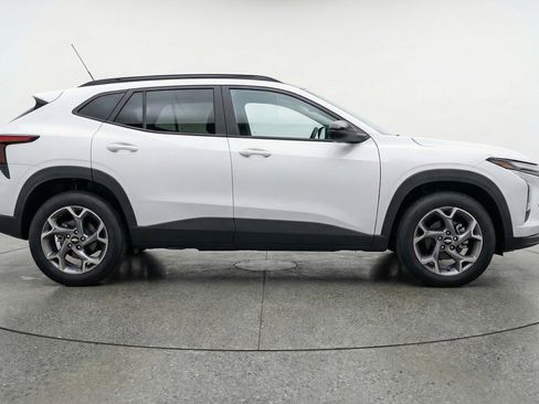 Used 2025 Chevrolet Trax LT image 9