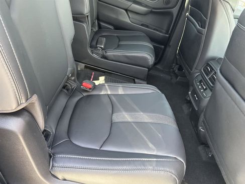 Used 2025 Honda Pilot Touring image 14