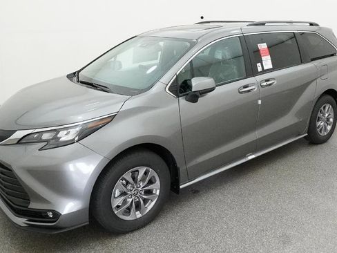 New 2026 Toyota Sienna XLE FWD image 1