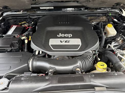 Used 2014 Jeep Wrangler Unlimited Rubicon w/ Connectivity Group AWD/4WD image 41