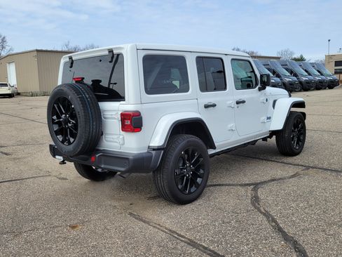 Used 2025 Jeep Wrangler Unlimited Sahara w/ Safety Group AWD/4WD image 4