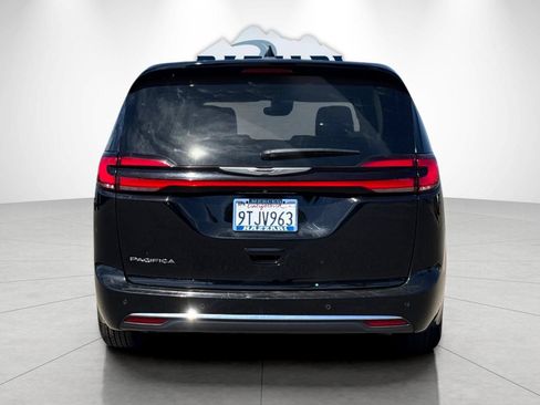 Used 2024 Chrysler Pacifica Touring-L FWD image 4