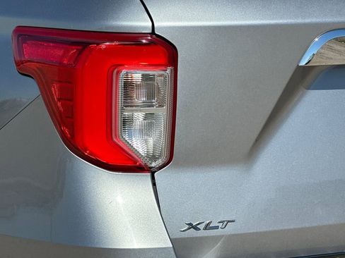 Used 2022 Ford Explorer XLT image 30