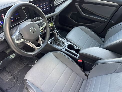 Used 2025 Volkswagen Jetta SE FWD image 4