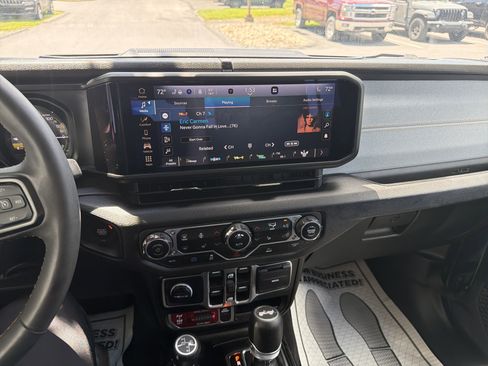 Used 2024 Jeep Wrangler Unlimited AWD/4WD image 24