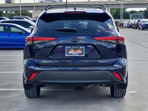 Used 2022 Toyota Highlander LE FWD image 5