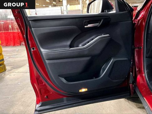 Used 2021 Toyota Highlander XLE image 21