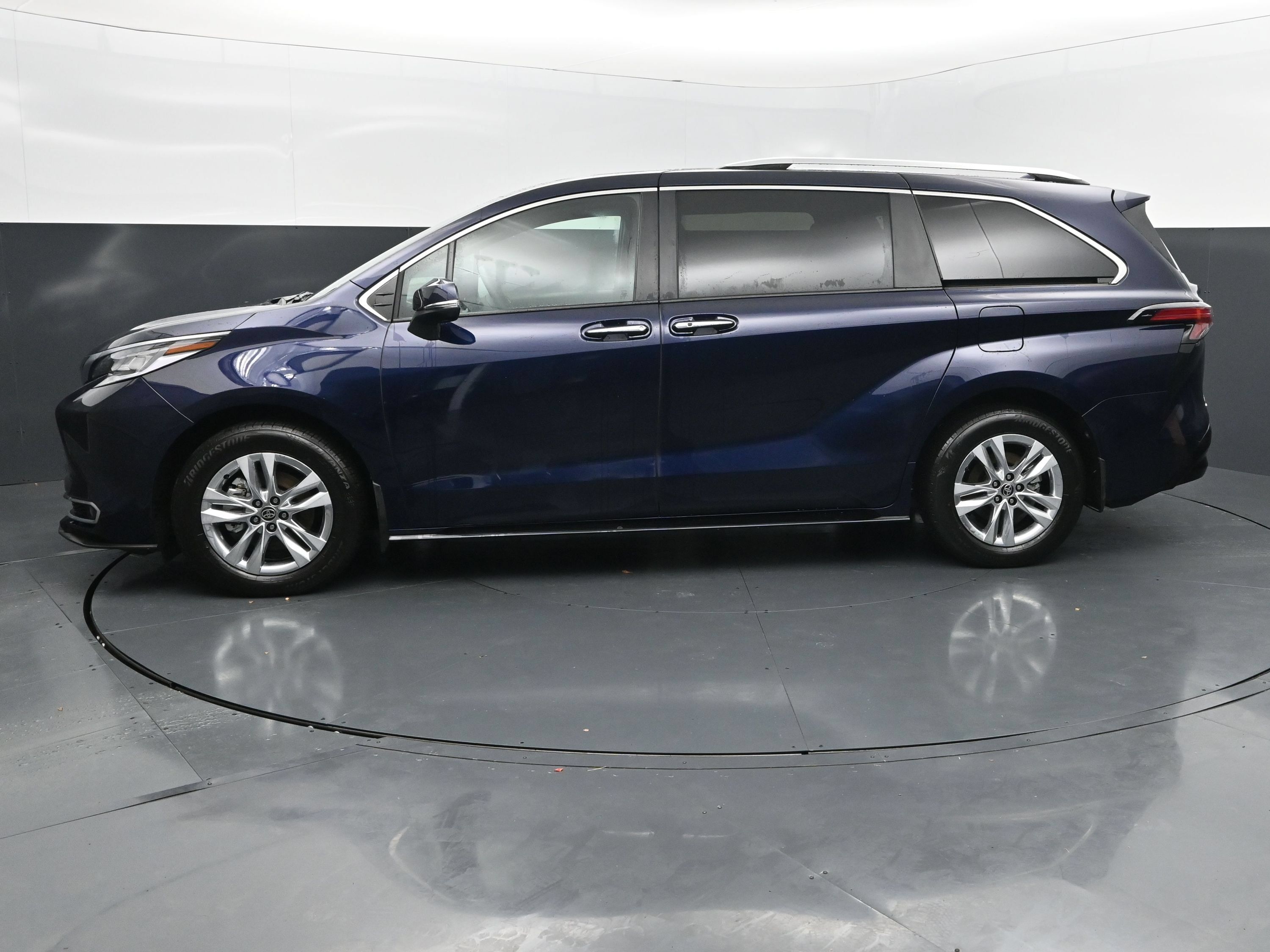Used 2026 Toyota Sienna Limited FWD image 2