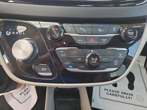 Used 2024 Chrysler Pacifica Touring-L image 32