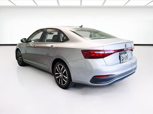 Used 2025 Volkswagen Jetta SE FWD image 6