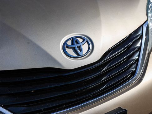 Used 2013 Toyota Sienna LE FWD image 5