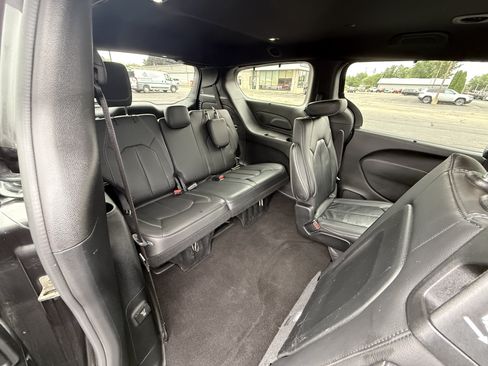 Used 2018 Chrysler Pacifica Touring-L Plus w/ S Appearance Package FWD image 17